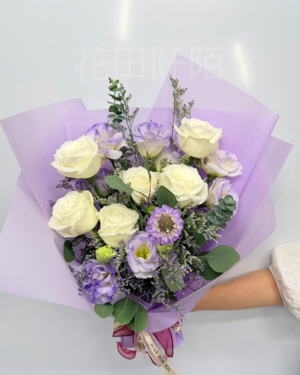 白玫瑰浪紫洋桔梗花束
